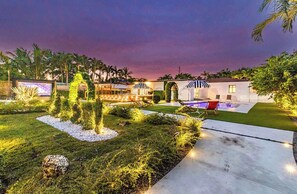 Exterior - Swish Villa | Unique BKB Court | Outdoor Cinema (Miami)