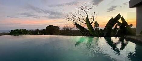 Piscine à débordement