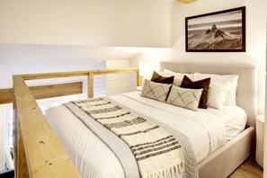 1 bedroom, desk, travel crib, WiFi