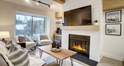Creekside Stunning Lofted 1BR: Sleeps 2,Pool,Free Parking Near Lakes and Shops!