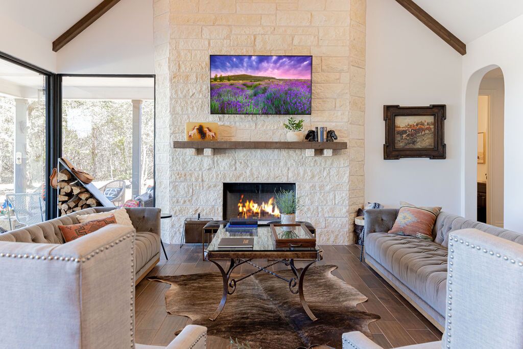 Télévision, cheminée, livres