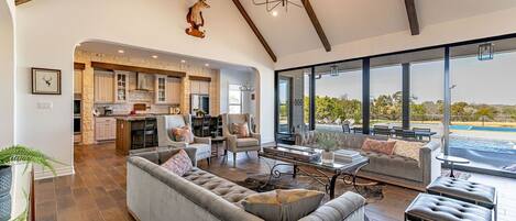 Télévision, cheminée, livres