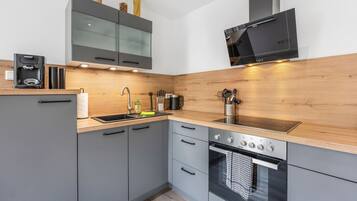 Fridge, oven, stovetop, coffee/tea maker