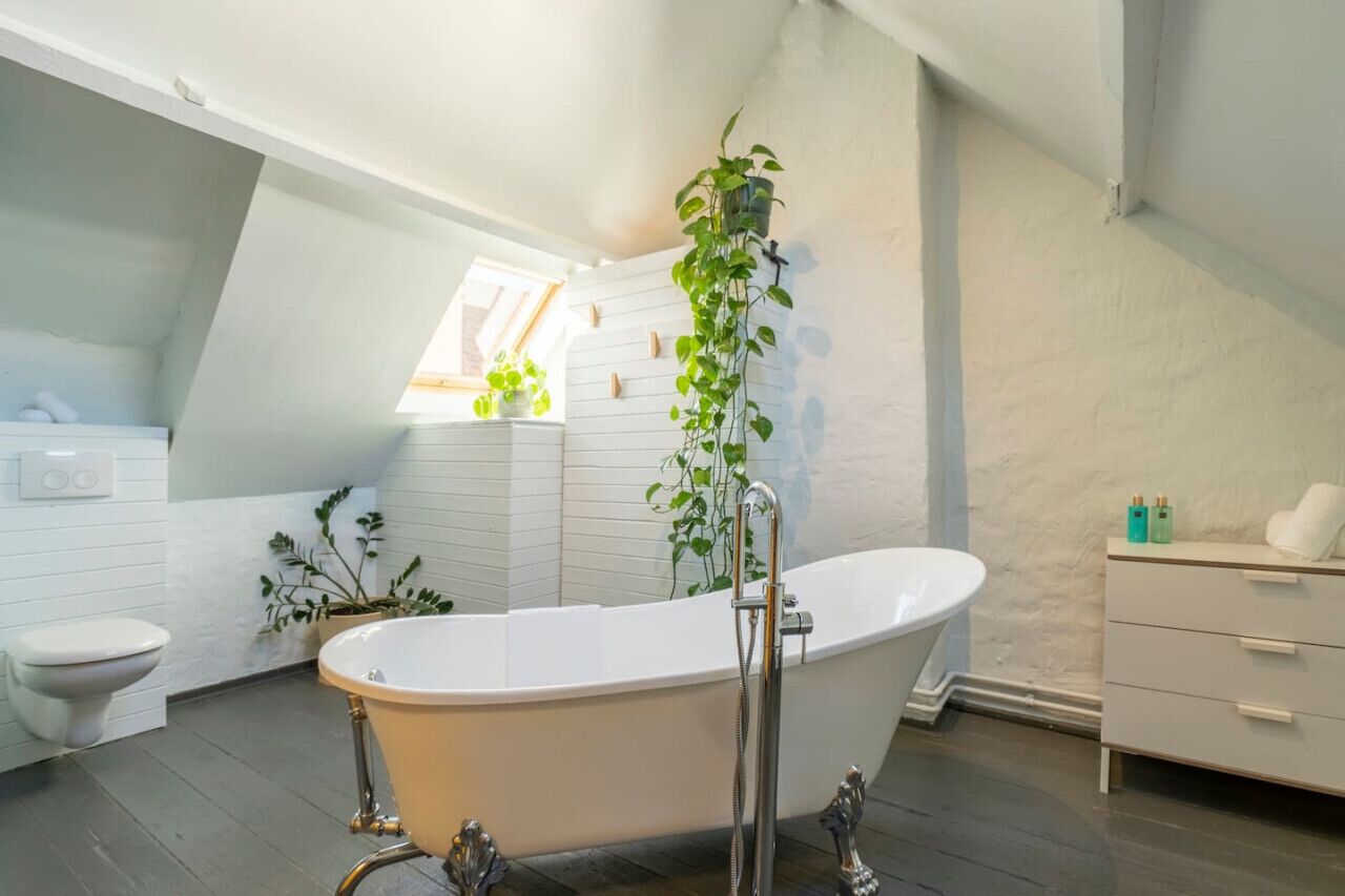 Een bad, gratis toiletartikelen, een haardroger