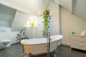 Bathtub, free toiletries, hair dryer