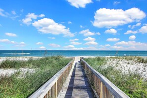 Plage, chaises longues, serviettes de plage