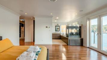 5 室のベッドルーム、デスク、アイロン / アイロン台、旅行用ベビーベッド