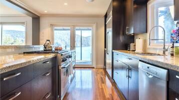 冷蔵庫、電子レンジ、オーブン、コンロ