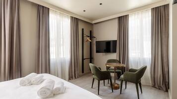 Kahden hengen superior-huone (yksi tai kaksi sänkyä) | Ylelliset vuodevaatteet, pillowtop-patjalliset sängyt