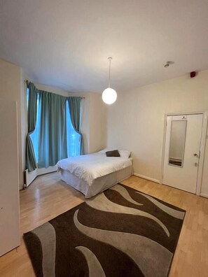 Desk, laptop workspace, iron/ironing board, free WiFi - Bruce Rooms (London)