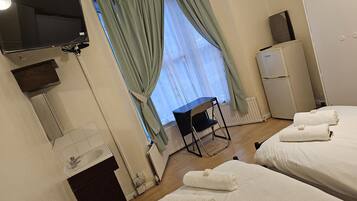 Habitación con 2 camas individuales | 1 habitación, escritorio y espacio para trabajar con laptop