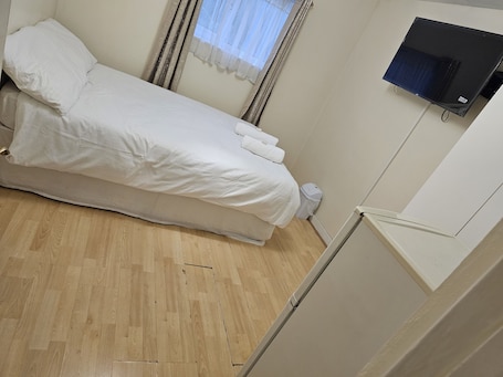 1 habitación, escritorio y espacio para trabajar con laptop