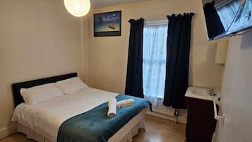 Tek Büyük Yataklı Oda | Masa, dizüstü bilgisayar çalışma alanı, ütü/ütü masası