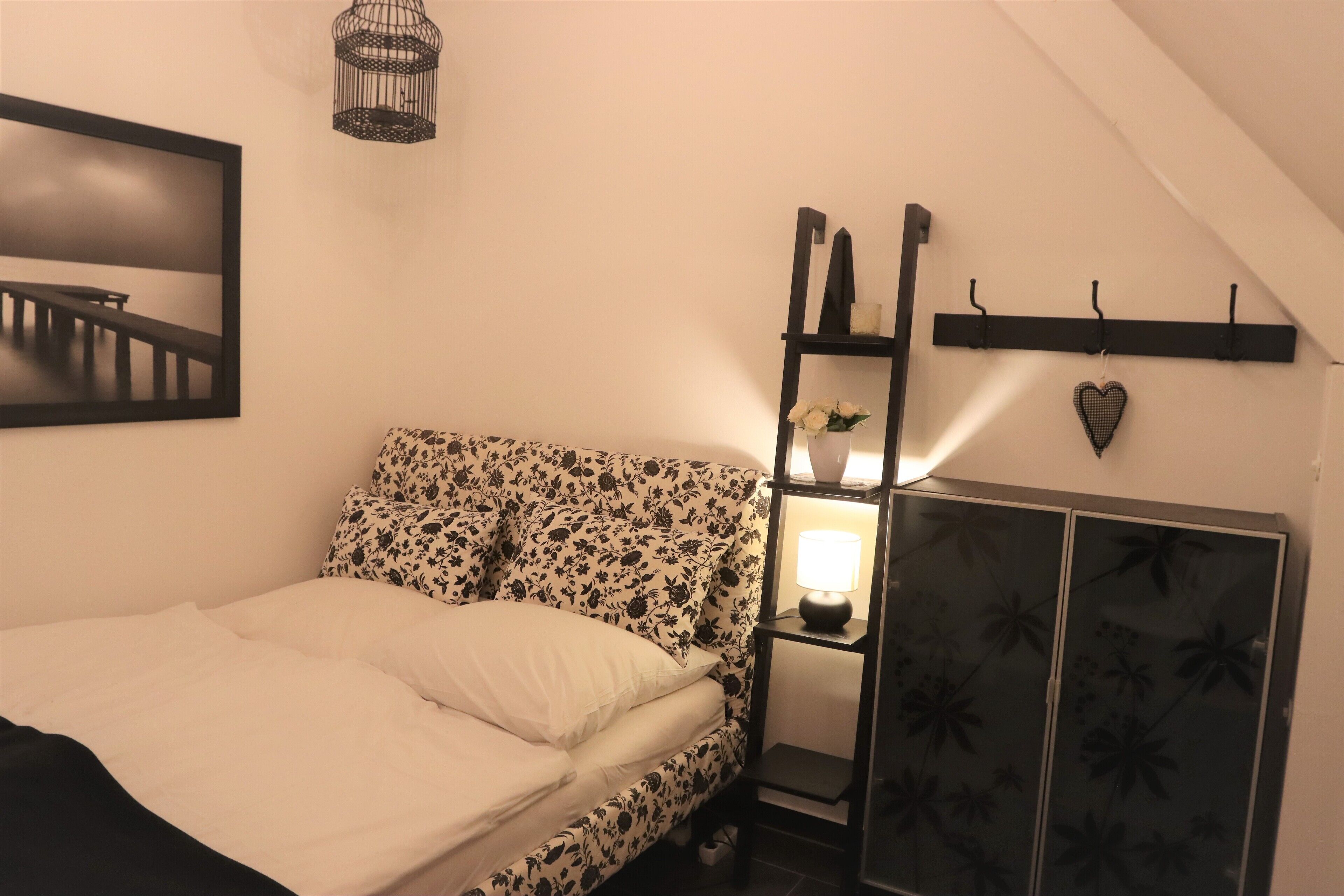 2 عدّة غرف نوم ومكواة/لوح كي وواي فاي مجانًا وملاءات أسرّة