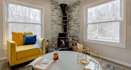 EV Modern Cozy Waterfront Cottage with Fireplace
