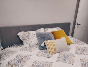 2 chambres, fer et planche à repasser, lit de bébé portatif