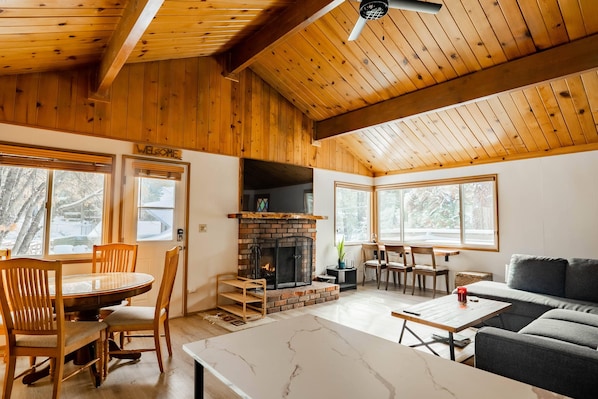 Smart TV, caminetto, videogiochi, libri