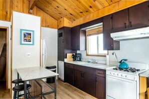 Frigorifero, microonde, piano cottura, lavastoviglie