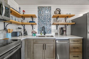 Réfrigérateur, micro-ondes, four, plaque de cuisson