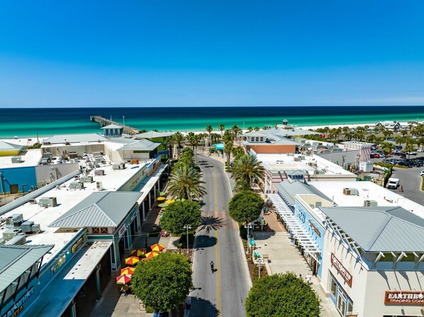 Un pueblo costero con vista despejada a la playa y al océano.
