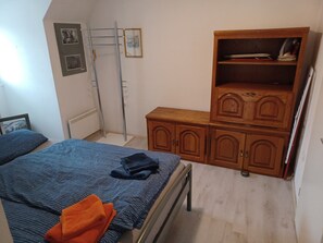 1 habitación, tabla de planchar con plancha, cuna de viaje y wifi