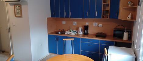 ثلاجة، ميكروويف، ماكينة لصنع القهوة/الشاي، غلّاية كهربائية