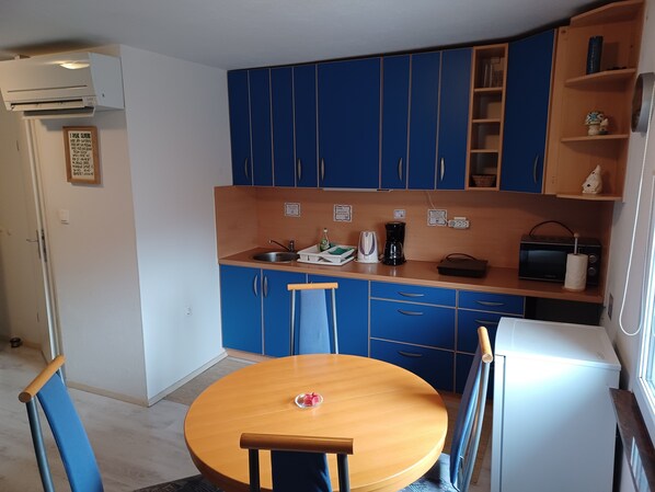 ثلاجة، ميكروويف، ماكينة لصنع القهوة/الشاي، غلّاية كهربائية