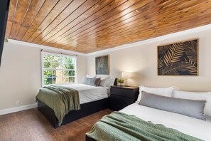 7 habitaciones, escritorio y tabla de planchar con plancha 