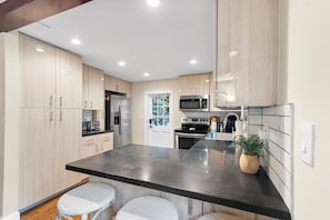 冷蔵庫、電子レンジ、オーブン、コンロ