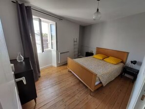 2 chambres, bureau, fer et planche à repasser, lit de bébé portatif