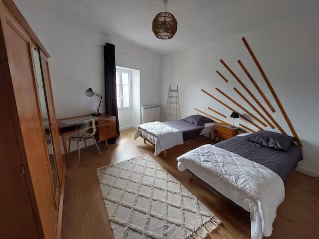 2 slaapkamers, een bureau, een strijkplank/strijkijzer, reisbedje