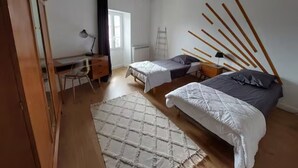 A bedroom with two beds, a desk, a chair, and a ladder. - La Maisonnette du Marais - 1 à 6 Pers (Doix lès Fontaines)