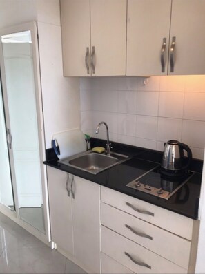 Kühlschrank, Mikrowelle, Herdplatte, Toaster