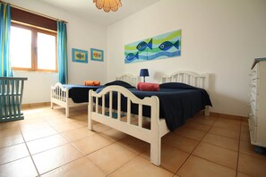 2 habitaciones, tabla de planchar con plancha, cuna de viaje y wifi 