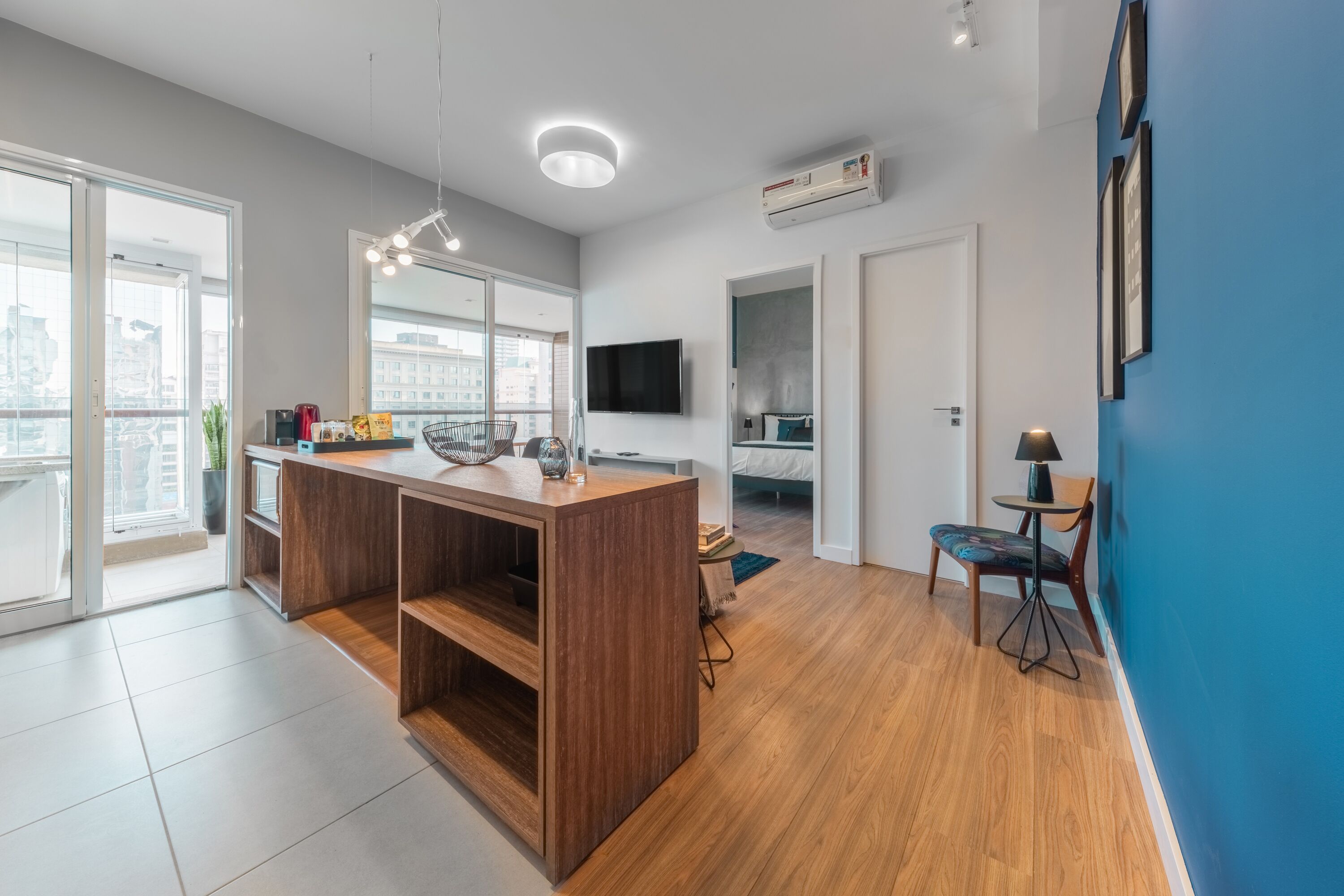 Apartamento Superior Casal | Zona de estar | Una Smart TV