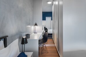 A modern hotel room with a desk, chair, and a bed. - Charlie One Eleven Vila Olímpia (São Paulo)
