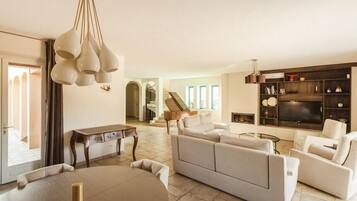 Télévision, cheminée, baby-foot, table de tennis de table