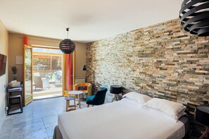 5 chambres, bureau, fer et planche à repasser, lit parapluie