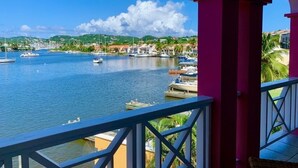 Un balcón con vistas a una marina y un pueblo costero.