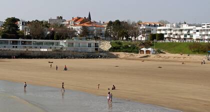 T2 apartment with garden and parking, ROYAN, near seafront