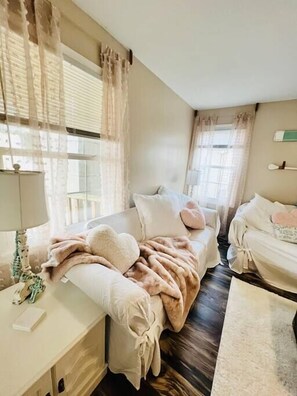 TV, fireplace - Coastal Casita by the River (New Bern)