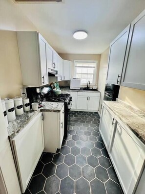 Fridge, microwave, oven, stovetop - Coastal Casita by the River (New Bern)