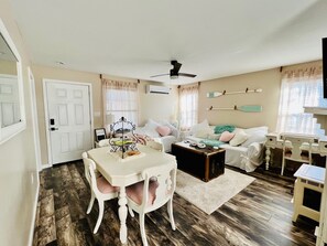 TV, fireplace - Coastal Casita by the River (New Bern)