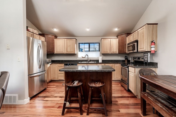 Een koelkast, een magnetron, een oven, een kookplaat