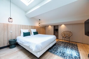 4 bedrooms, iron/ironing board, Internet, bed sheets