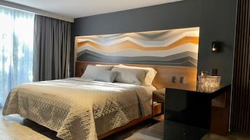 Una cassaforte in camera, una scrivania, postazione laptop