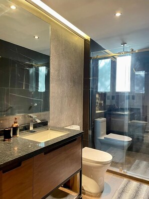 Dusche, Regendusche, Haartrockner, Handtücher