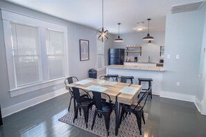 Dining - Wonderful 3 BR 2 BA Near Downtown (San Antonio)