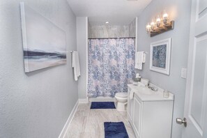 Bathtub, hair dryer, towels - Wonderful 3 BR 2 BA Near Downtown (San Antonio)