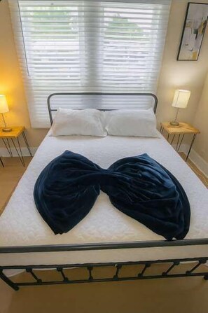 3 bedrooms, iron/ironing board, WiFi, bed sheets - ⭐️Brand New Listing!⭐️Cozy Historic House 5min*DT (San Antonio)